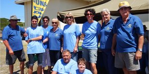 ‘n Deel van die hardwerkende Gansbaai Lions in ontspanne luim en in afwagting vir die eerste deelnemer om die wenstreep oor te steek (Foto’s: Bettie De Fisscher)